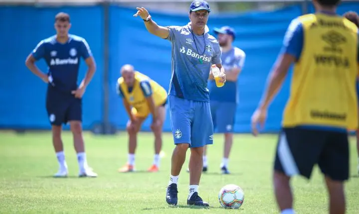Auxiliar técnico do Grêmio é preso ao desembarcar em Porto Alegre
