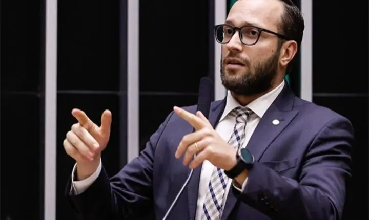 Conheça o senador mais jovem e os políticos extremos eleitos no país