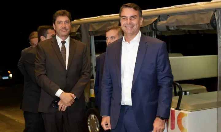 Flávio Bolsonaro é entrevistado por Renata Lo Prete nesta sexta-feira