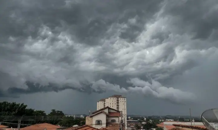 Vale do Paraíba entra em alerta de chuva forte com risco de alagamentos