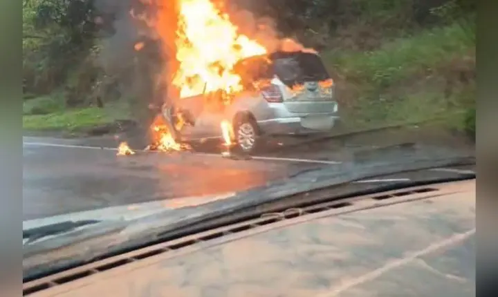 Carro pega fogo e fica destruído no acostamento da SP-287 em Fartura