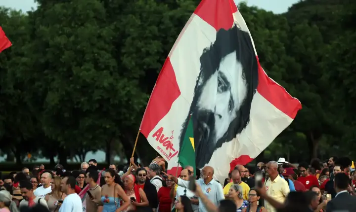 Eleitores idosos celebram aniversário de Lula no Palácio do Alvorada