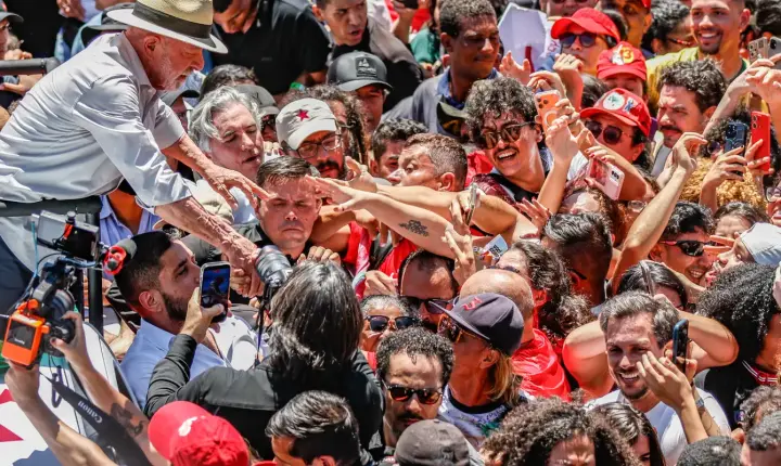 Lula aciona Justiça contra suspensão do canal Exército do Lula